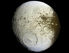 Да, Япет действительно выглядит с одного бока сильно изгвазданным… (фото NASA/JPL/Space Science Institute).