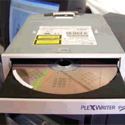 Модифицированный CD-привод и специальный диск-детектор. Видны участки с тестовым реагентом (фото с сайта pubs.acs.org).